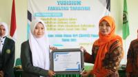 Kaprodi PGMI Menyerahkan Penghargaan kepada Lulusan Terbaik PGMI saat Pelaksaan Yudisum 2021